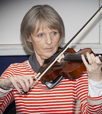 lady plaing in fiddle workshop