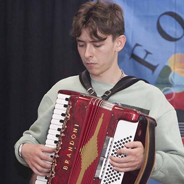 Youthlincs acxordion player